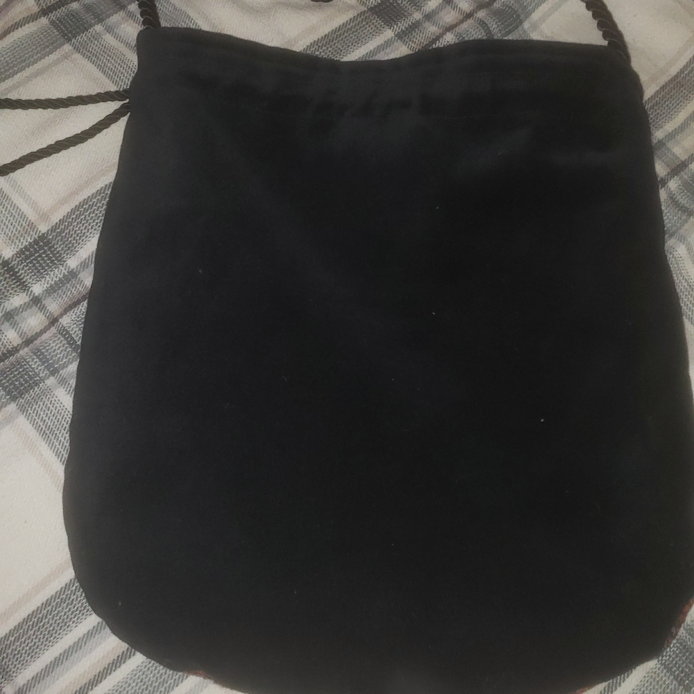 Stylish Black and Red Shoulder Bag with Ornate Design - Picture 4 of 6
